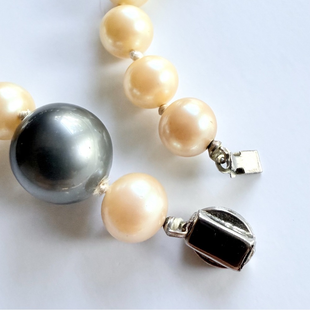 Vintage 1960s Kenneth Jay Lane Faux Tahitian and Cream Pearl Rhinestone Necklace - Picture 12 of 12
